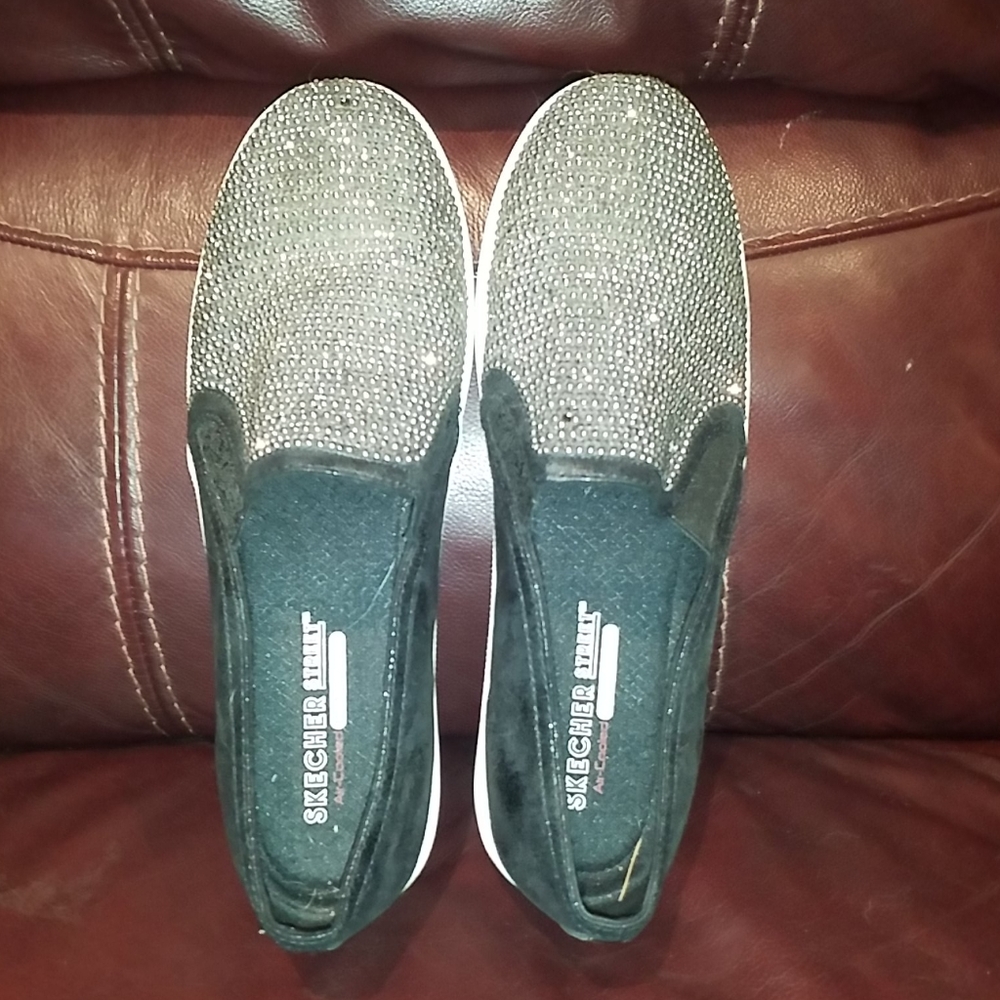 Skechers slip on tennis shoes